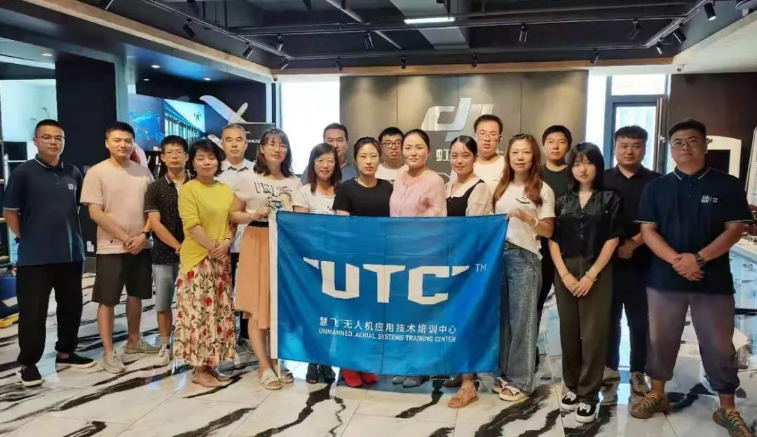無人機航拍技術(shù)培訓(xùn)班在山西龍城分校成功舉辦